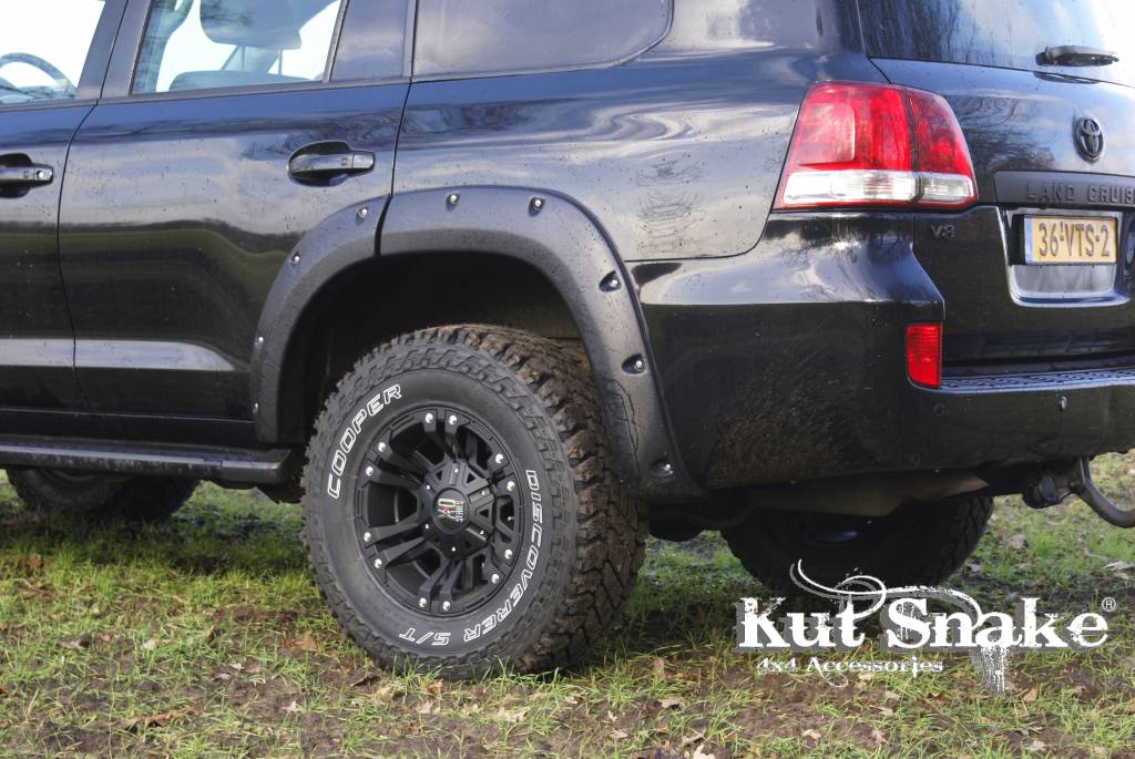 KutSnake Land Cruiser 200 fender flares by Adventure Trucks